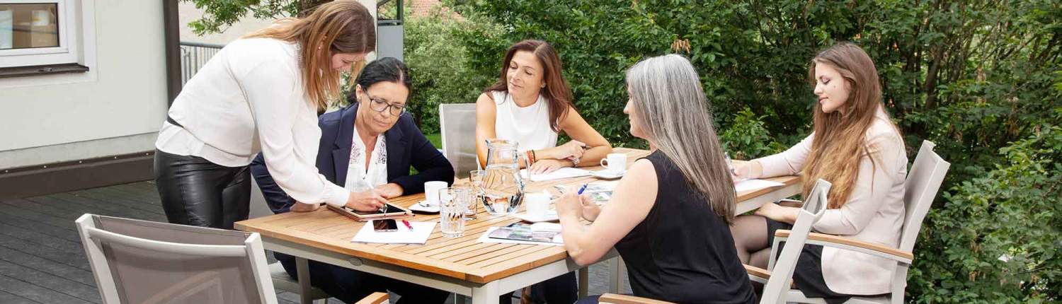 Projektbesprechung mit Kunden auf der Dachterrasse